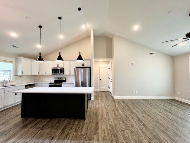 Building Photo - Modern Single-Family Home in Scenic Meadows Neighborhood