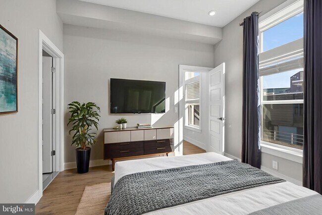 Building Photo - 2034 N Front St