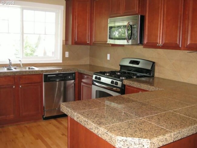 Building Photo - Charming 3 Bedroom 2.5 Bath Townhouse in the St. Johns Area! Garage and Washer & Dryer Provided