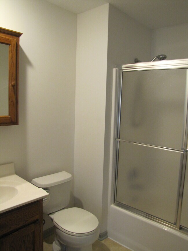 2nd floor bath - 4623 Genessee St