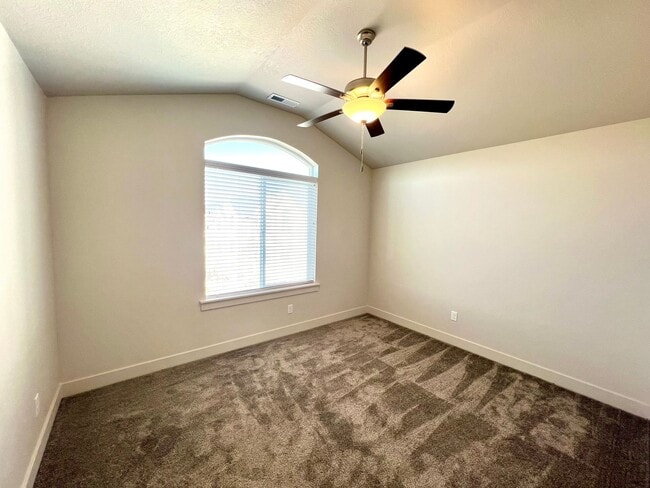 Building Photo - Lovely townhome for rent in Provo