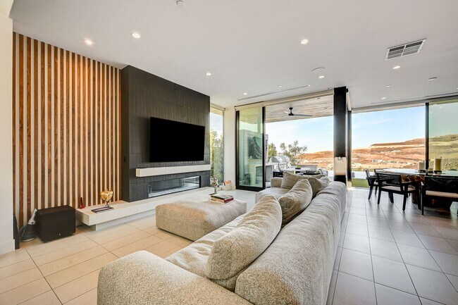 Building Photo - Amazing Golf Course and Las Vegas Valley V...