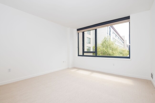 Building Photo - 250 King St