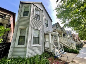 Building Photo - 3 bedroom in Chicago IL 60657