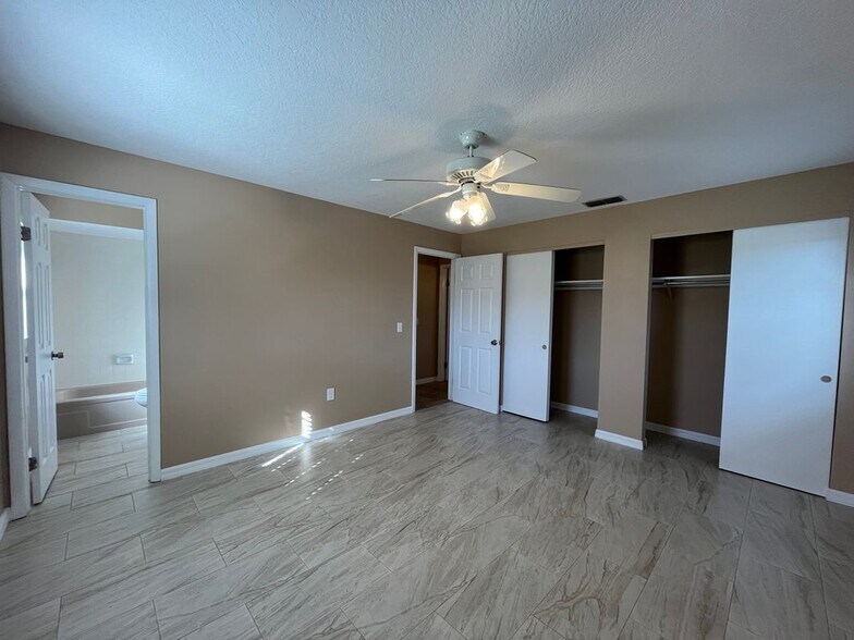 Building Photo - 197 Hidden Lake Dr