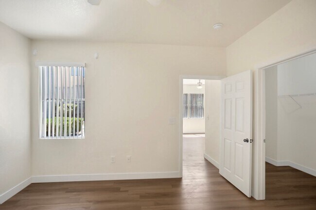 Building Photo - 3 Bedroom Northwest Condo-Gate Community