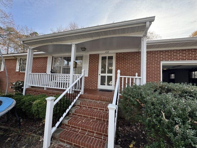 Primary Photo - 408 E Simmons Ave