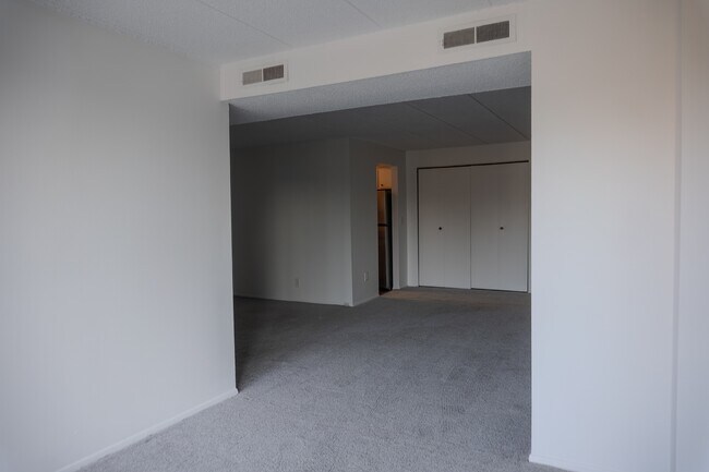 Building Photo - 2440 Noble Rd