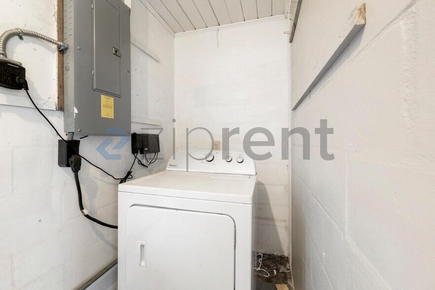 Building Photo - Unit