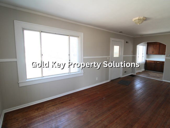 Building Photo - Nice 2 BR 1 BA House with Central Air and Garage (SECTION 8 APPROVED)