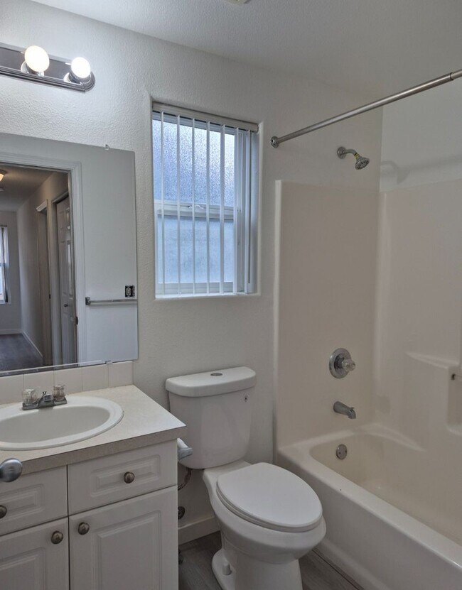 Building Photo - 3 bedroom - Move In Ready !!