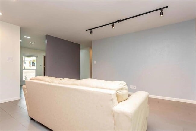 Building Photo - 3302 Catalina Dr