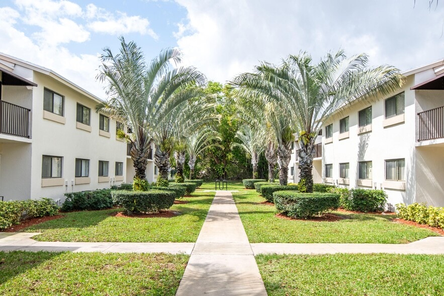 Building Photo - Legacy Vista Palms