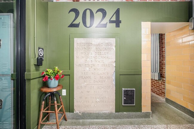 Building Photo - 301 N Mulberry St