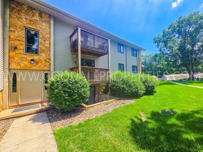 Building Photo - Summer Leasing Special: $995/month 2 Bed, 2 Bath Condo with Pool Access in Clive