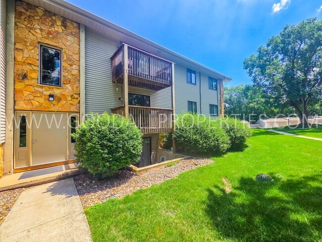 Building Photo - Summer Leasing Special: Lease this home for $995/month 2 Bed, 2 Bath Condo with Pool Access in Clive
