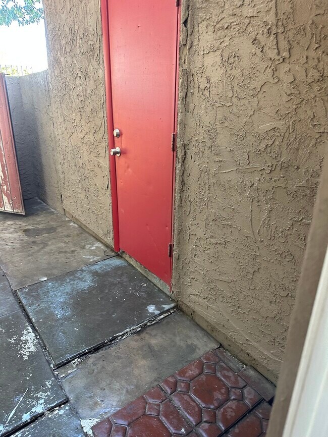 Building Photo - RENT TO OWN TOWN HOUSE 3 BEDROOMS 1 BATH $...