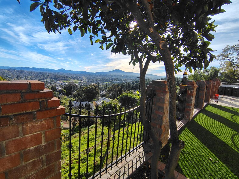 Fenced year - 4343 Valle Dr