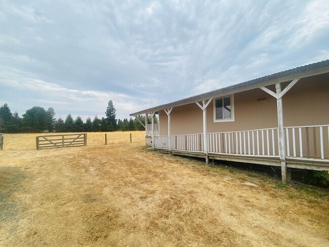 Building Photo - Charming Country Property with Option to L...