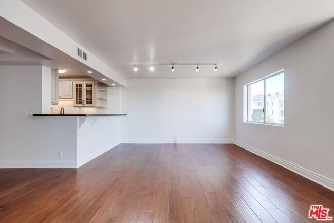 Building Photo - 435 N Oakhurst Dr