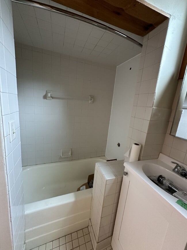 Building Photo - Great 4 Bed 3 Bath! Available June 1st