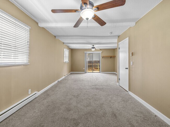 Building Photo - Spacious 2 bedroom 1.5 bathroom home in th...