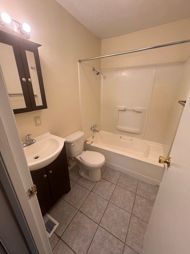 Building Photo - 3504 Oakview Dr