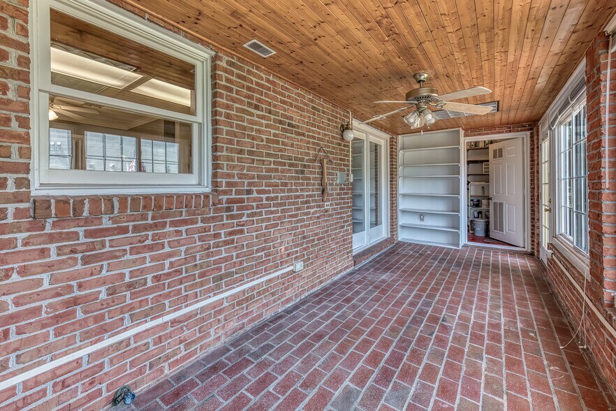 Building Photo - 2734 E Oakland Ave