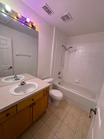 Building Photo - 2368 Silver Palm Dr