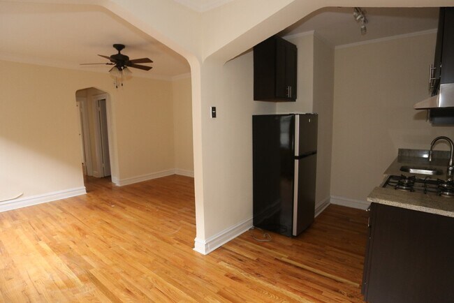 Building Photo - 4740 N Hermitage Ave