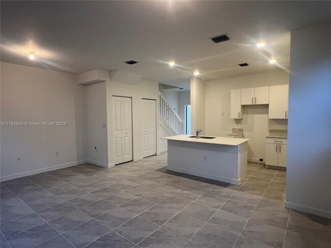 Building Photo - 106 NW 11th Ct