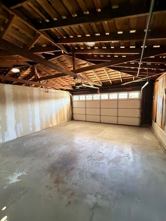 Building Photo - Beautiful 3 Bedroom Home in Avocado Heights