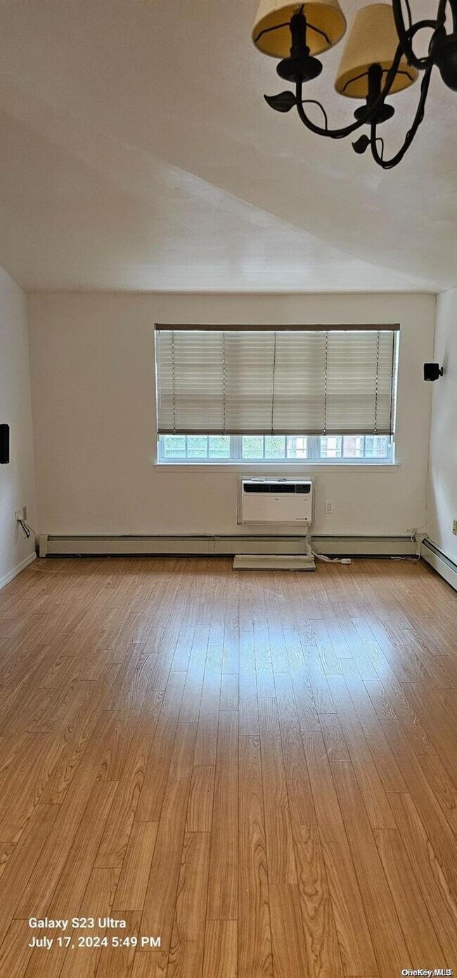 Building Photo - 82-74 Country Pointe Cir