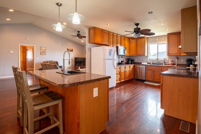 Building Photo - PERFECT OFF-SEASON MONTHLY GETAWAY