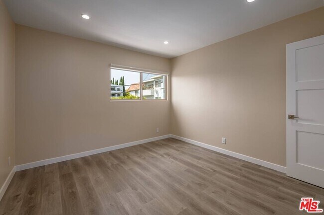 Building Photo - 1553 S Saltair Ave