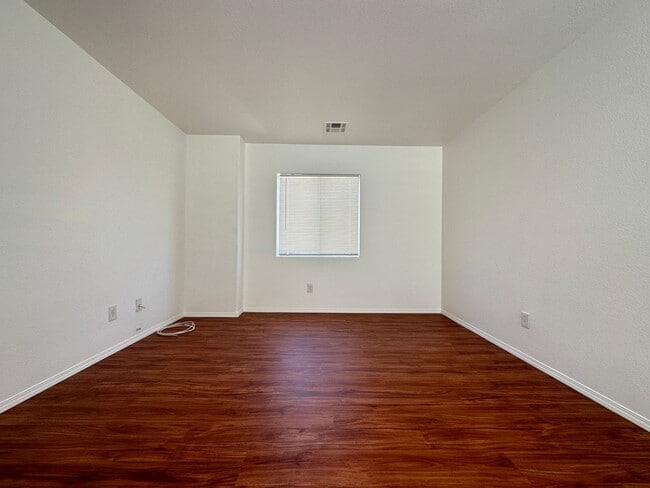 Building Photo - Single Family Home 3 Beds, 2.5 bath, 1 car garage