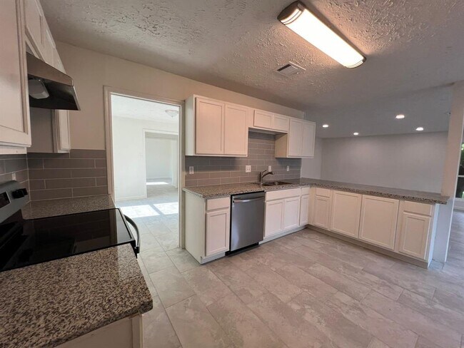 Building Photo - 9423 Kristin Dr