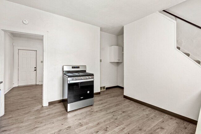 Building Photo - GREAT TWO BEDROOM IN SOUTH SIDE SLOPES!