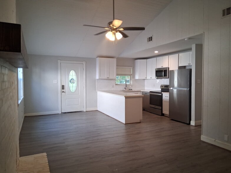 Building Photo - 26445 Lazy Ln