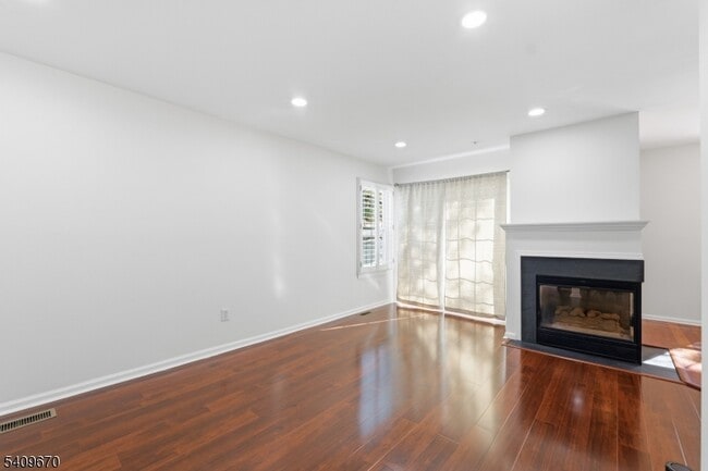 Building Photo - 402 Dalton Ct