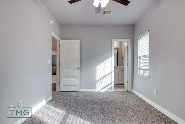 Building Photo - 3/2 Home Ready for the Holidays! $500 Move...