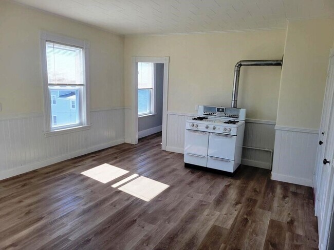 Building Photo - 73 1/2 Esther Street Unit 3