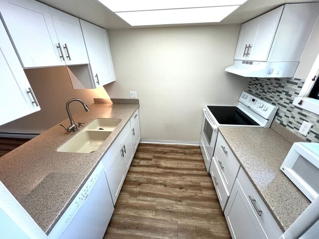 Building Photo - 2 Bed 1 Bath Apartment Located in South He...
