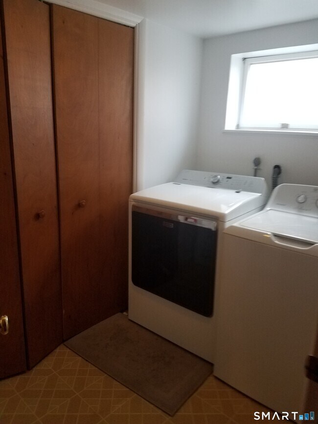 Building Photo - 72 Maple Tree Ave