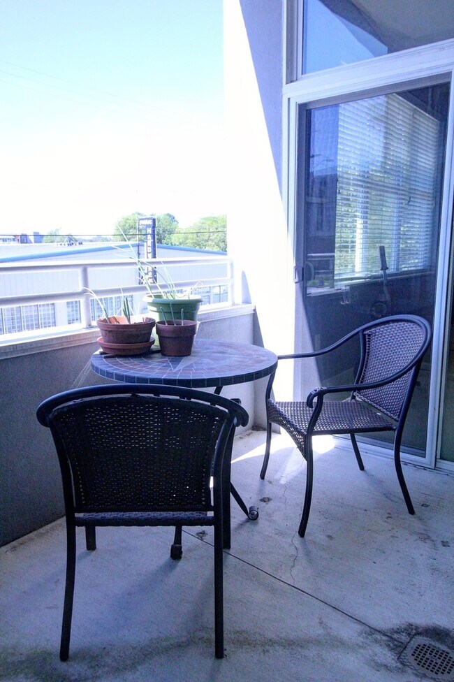 Building Photo - Downtown Durham 1bd/1ba Corner-Unit Condo with On-Site Personal 1-Car Garage!