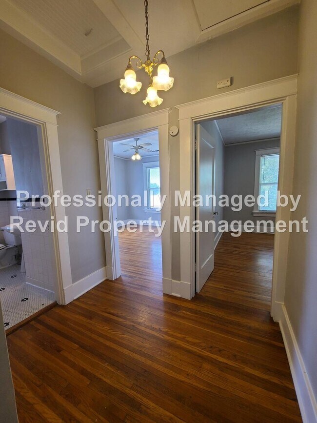 Building Photo - Large upstairs apartment in Midtown!
