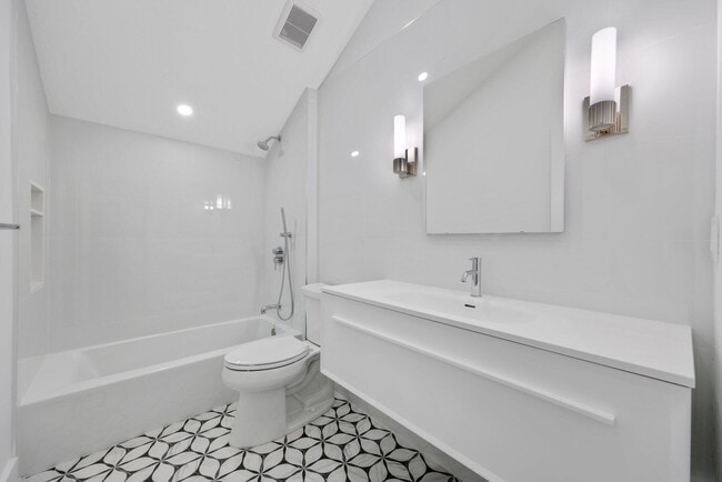 Building Photo - 542 Canoe Point