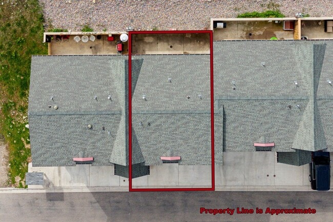 Building Photo - Spacious Sun-filled 3 bed 2.5 Bath Townhouse