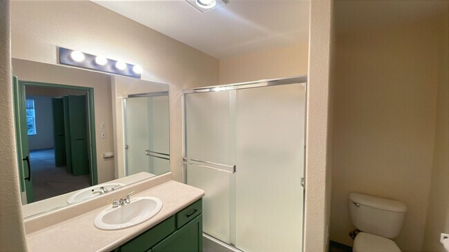 Building Photo - Lovely One Bedroom Condo Mountain Meadows!