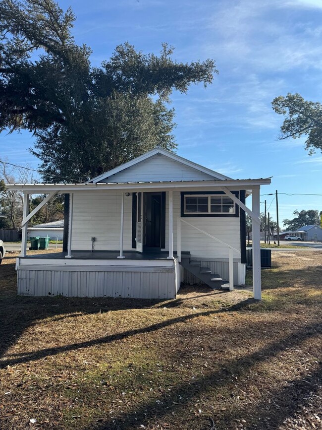 Building Photo - Newly Renovated 2 Bedroom 1-Bath in Grand ...